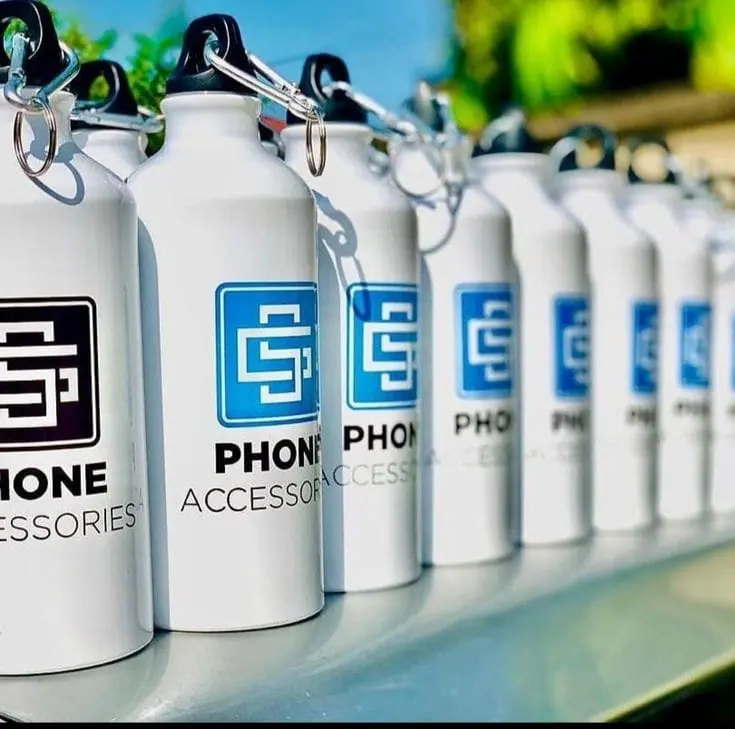 زجاجات رياضية ألومنيوم مطبوعة بشعار شركة بكميات