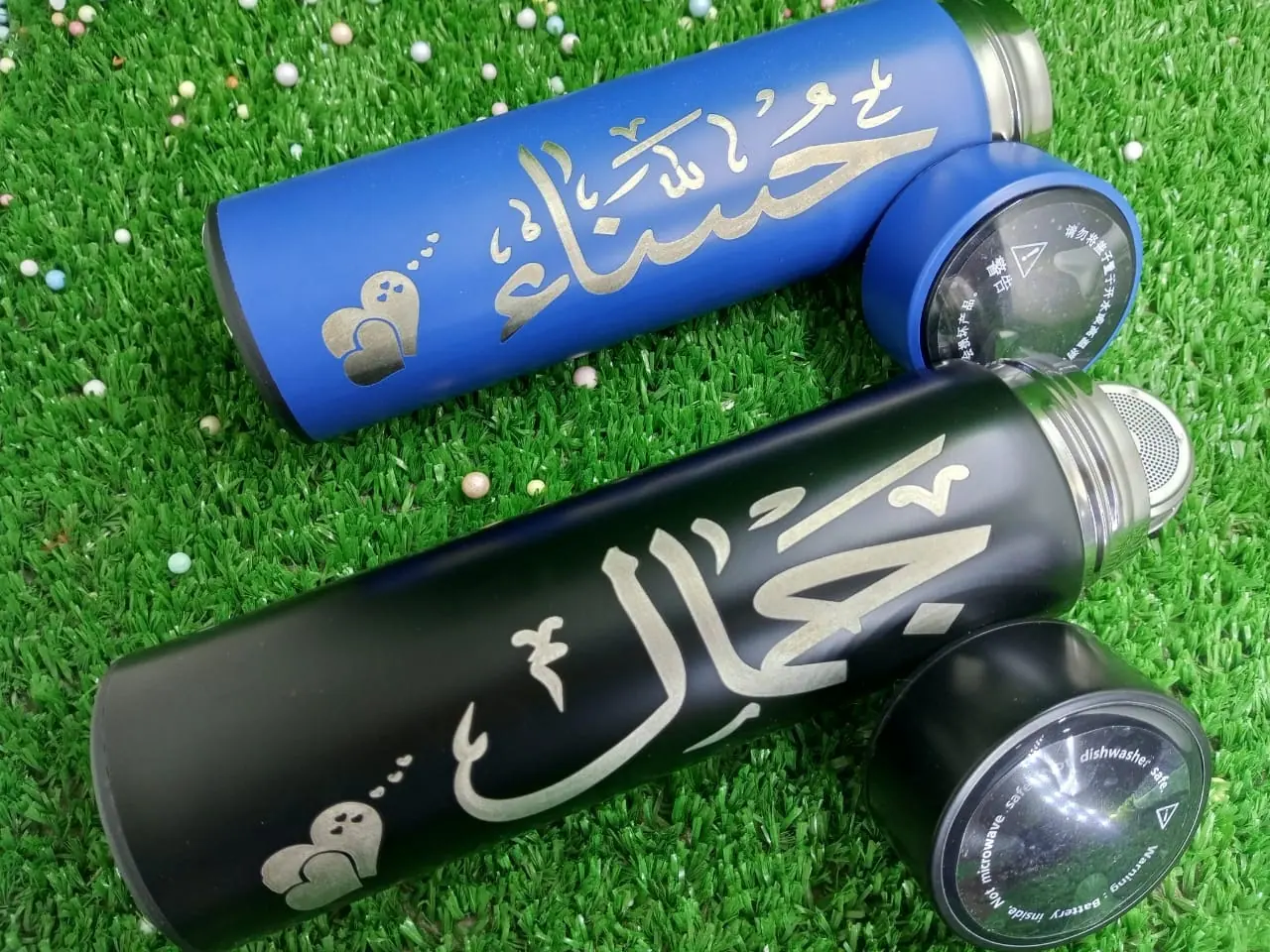 ترمسان معدنيان محفور عليهما اسمان بخط عربي