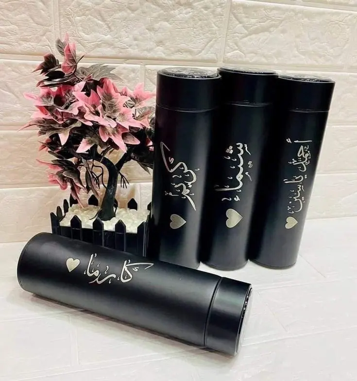 مجموعة ترامس سوداء محفورة بأسماء معروضة للتسليم