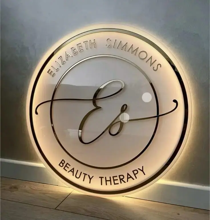 لوحة شعار مضيئة لمركز تجميل