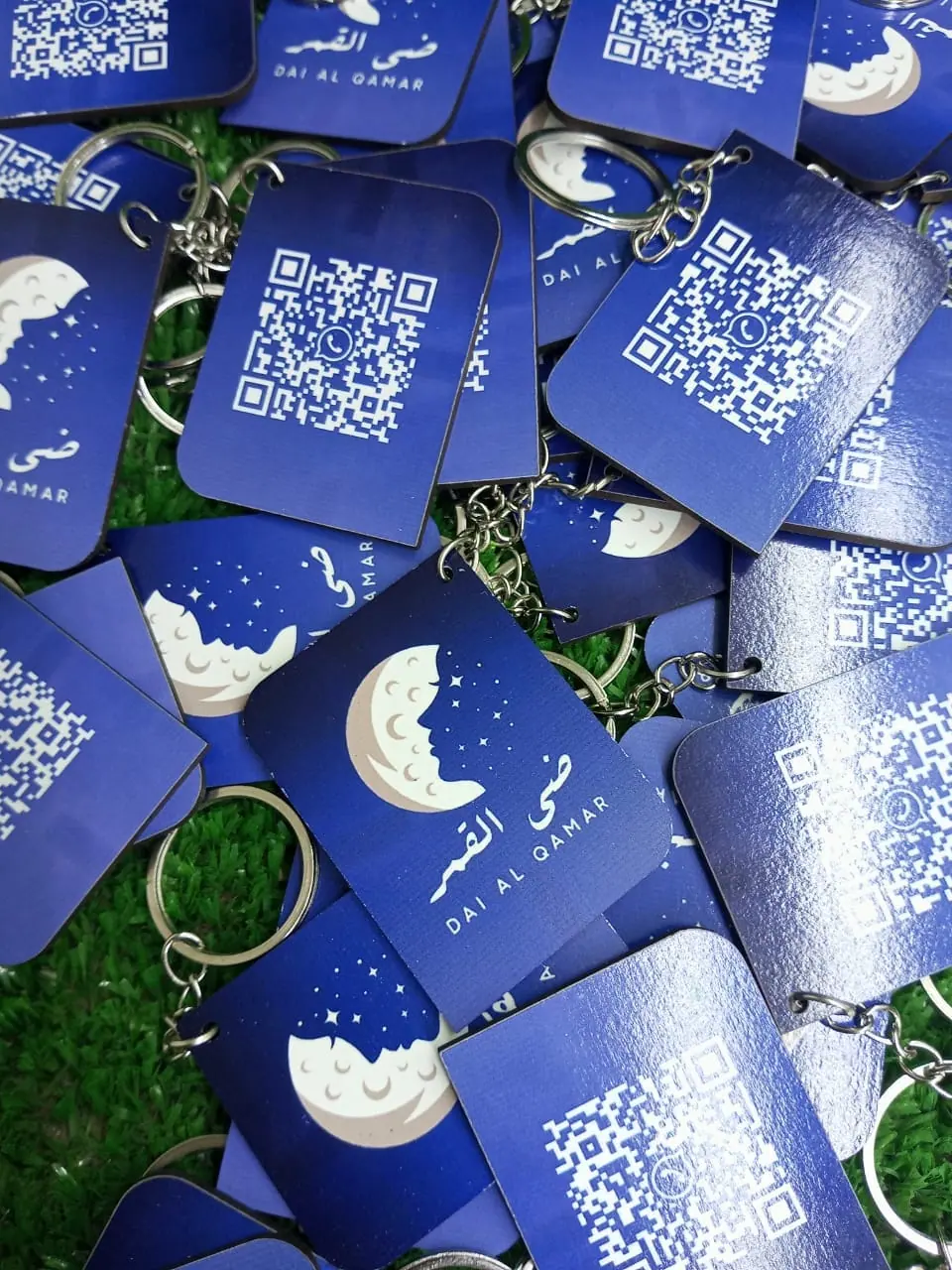 ميداليات مفاتيح مطبوع عليها كود QR وشعار