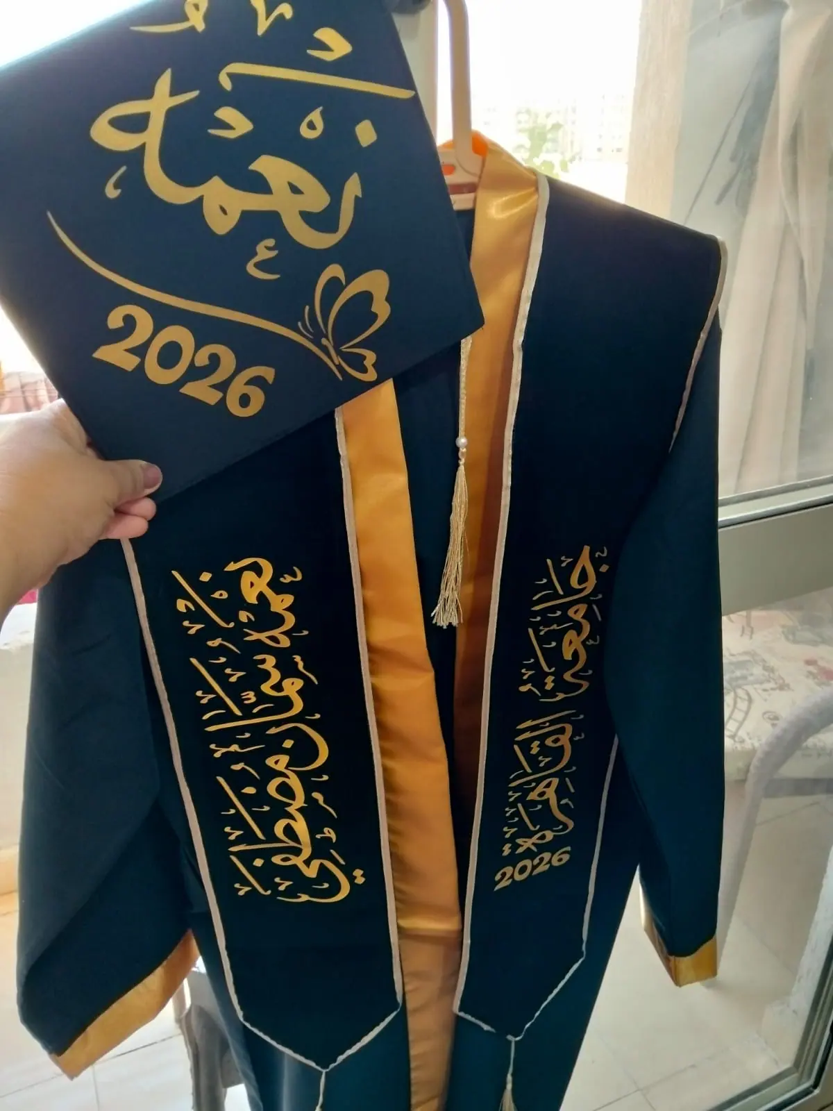 طقم تخرج كامل يضم روب وكاب وإيشارب مطبوع بالذهبي
