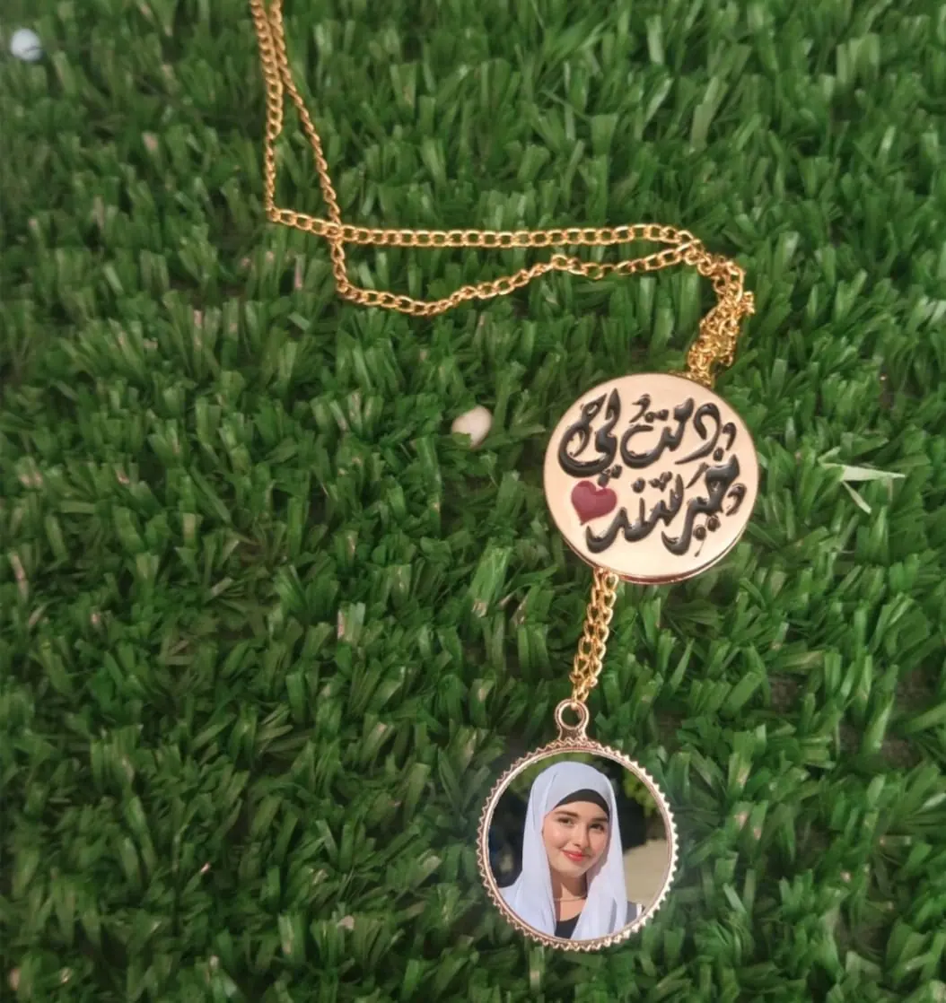 سلسلة بمدلية مطبوع عليها صورة ونص بالعربي