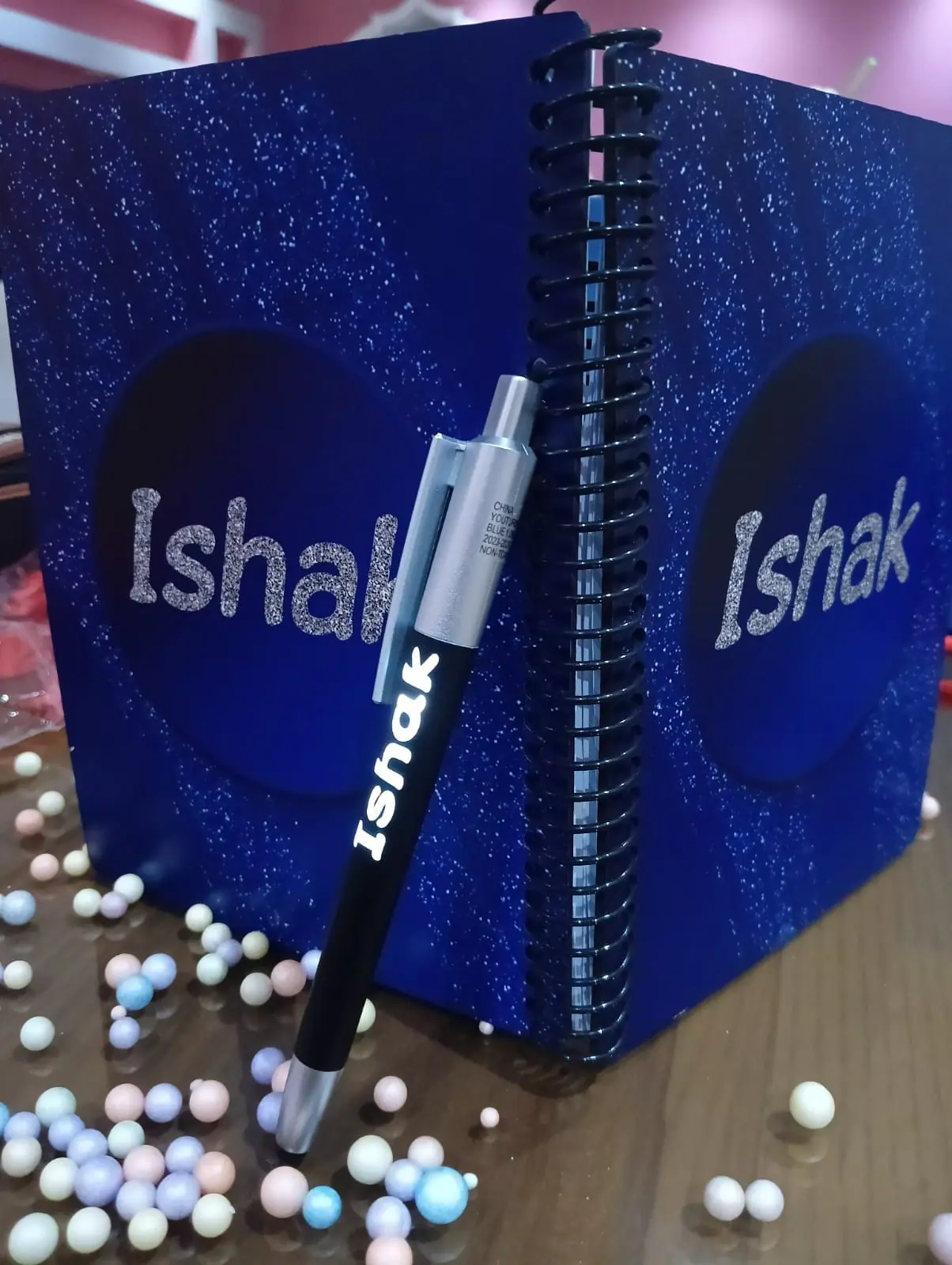 نوت بوك وقلم مطبوع عليهما نفس الاسم
