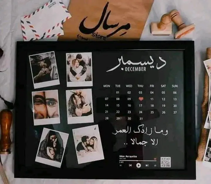 لوحة مطبوعة تجمع صور وتقويم شهر بتصميم مخصص