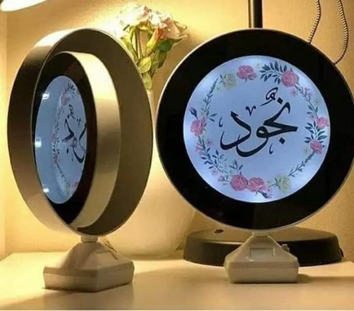 أباجورتان مضيئتان مطبوع عليهما أسماء وزخارف