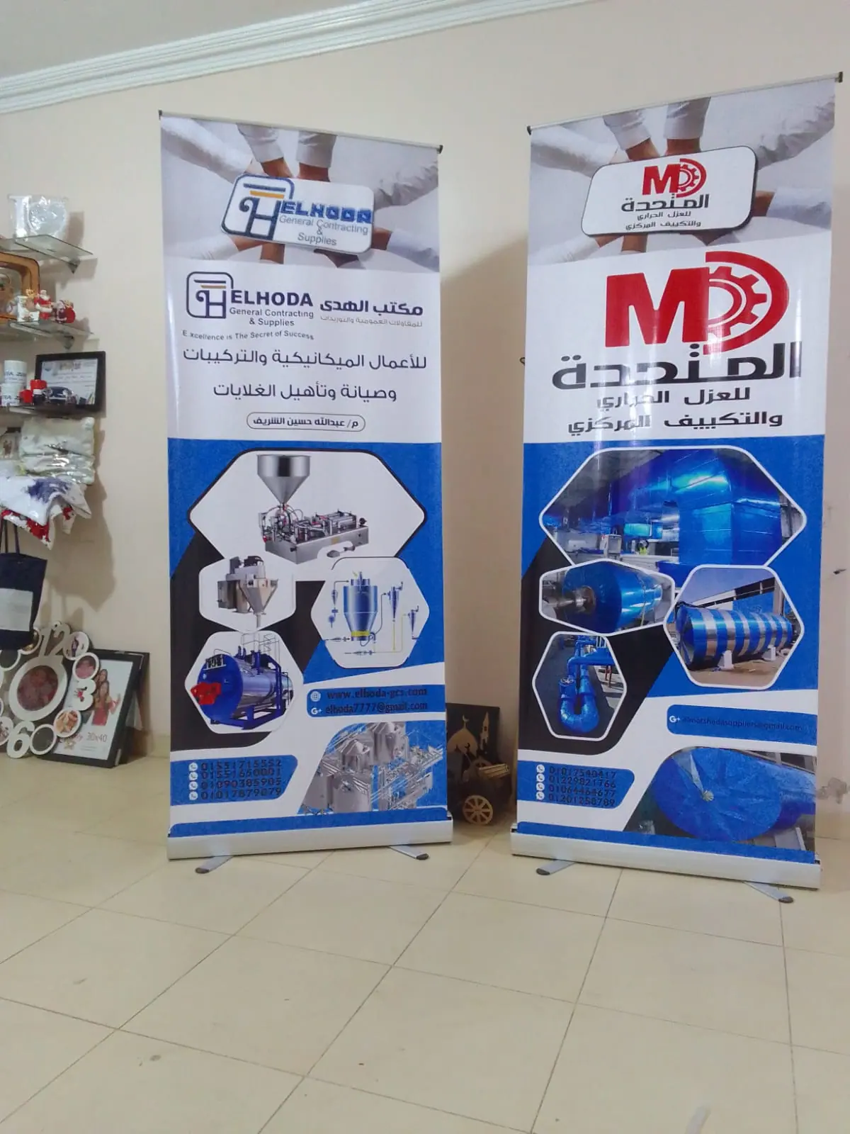 رول أبان مطبوعان داخل معرض