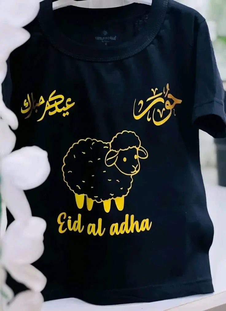 تيشرت مطبوع بتصميم موسمي باللون الذهبي