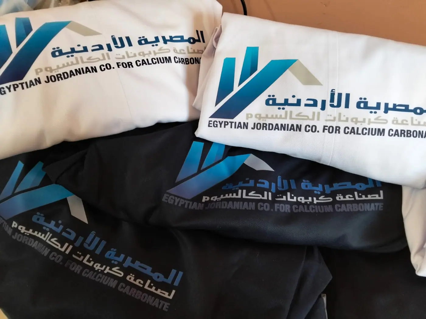 يونيفورم شركة مطبوع بالشعار والاسم بالعربي والإنجليزي